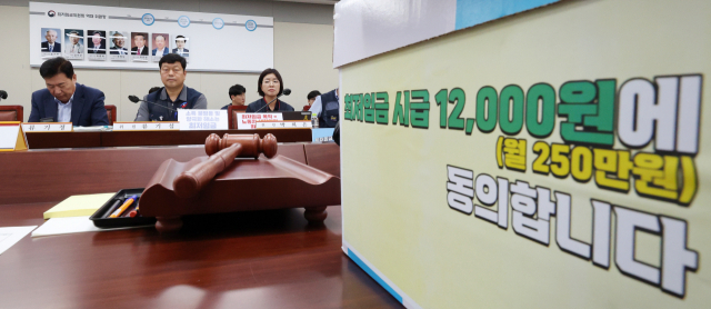 4일 오후 세종시 정부세종청사 최저임금위원회 회의실에서 열린 제10차 전원회의에서 사용자위원인 류기정 한국경영자총협회 전무(왼쪽부터), 근로자위원인 류기섭 한국노총 사무총장, 박희은 민주노총 부위원장이 자리하고 있다. 연합뉴스