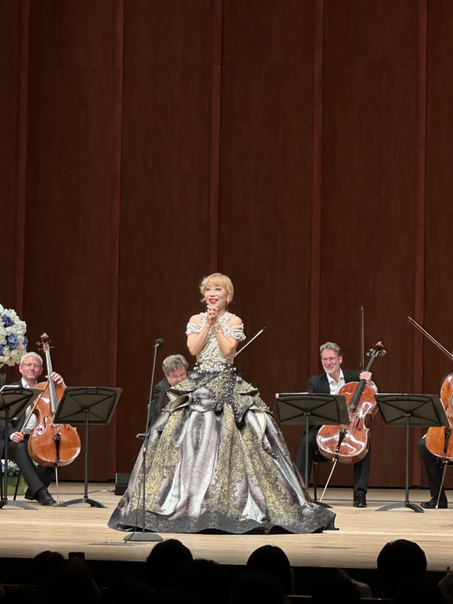 (재)부산문화회관 기획 공연으로 지난 4일 부산문화회관 대극장 무대에 오른 ‘조수미 & 베를린 필 12 첼리스트’ 공연 커튼콜 모습. 김은영 선임기자