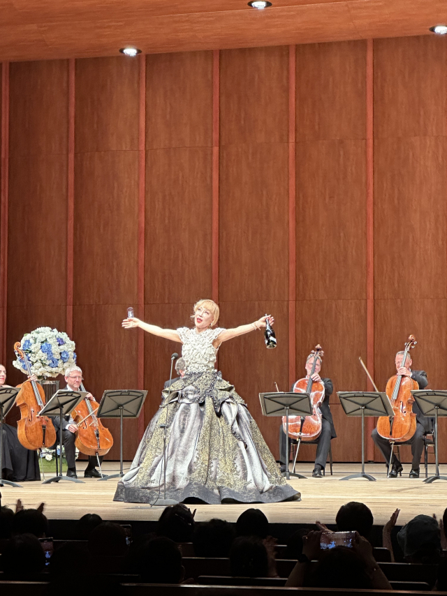 (재)부산문화회관 기획 공연으로 지난 4일 부산문화회관 대극장 무대에 오른 ‘조수미 & 베를린 필 12 첼리스트’ 공연 커튼콜 모습. 김은영 선임기자