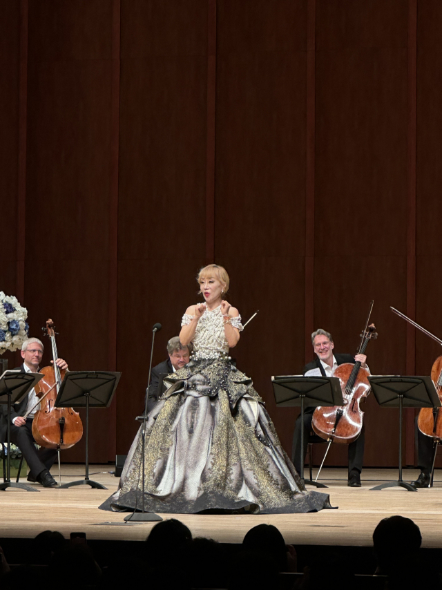 (재)부산문화회관 기획 공연으로 지난 4일 부산문화회관 대극장 무대에 오른 ‘조수미 & 베를린 필 12 첼리스트’ 공연 커튼콜 모습. 김은영 선임기자