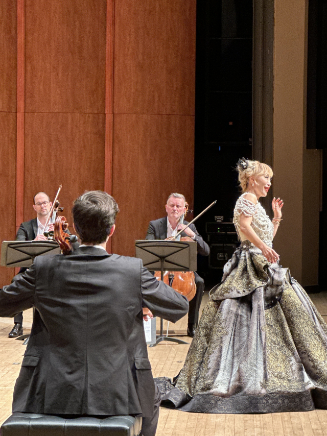 (재)부산문화회관 기획 공연으로 지난 4일 부산문화회관 대극장 무대에 오른 ‘조수미 & 베를린 필 12 첼리스트’ 공연 커튼콜 모습. 크레디아 제공