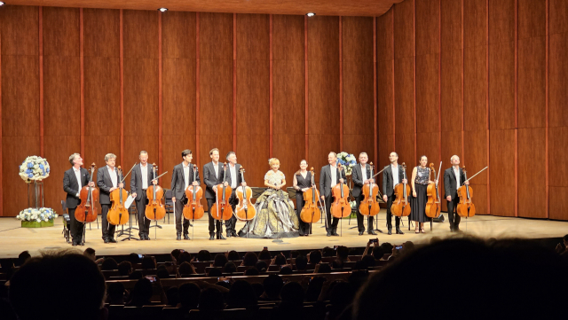 '조수미와 베를린 필 12 첼리스트' 공연 커튼콜 장면. 김은영 기자