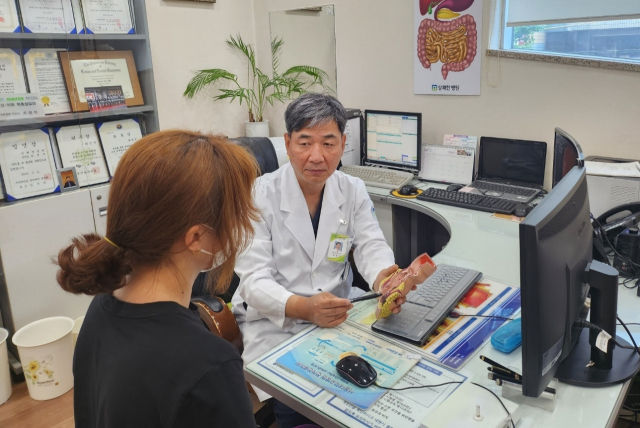 상쾌한병원 최정석 병원장이 환자를 진료하고 있다. 상쾌한병원 제공