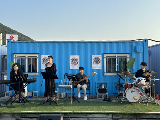 지난달 6일 해 질 무렵 부산 사상구 공간523 옥상에서 열린 '2023 원먼스 페스티벌' 강혜인 퀄텟 공연 모습. 김은영 선임기자