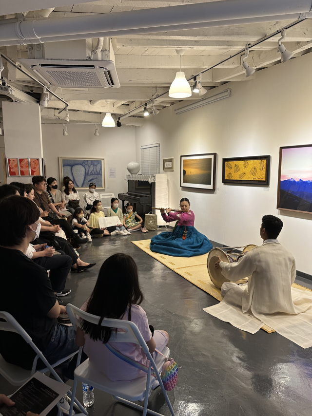 지난달 11일 부산 중구 구박갤러리에서 열린 '2023 원먼스 페스티벌' 잼꿋 공연 중 국립부산국악원 신희재 단원이 부산시립국악관현악단 박재현 단원 장단에 맞춰 대금 연주를 하고 있다. 김은영 선임기자