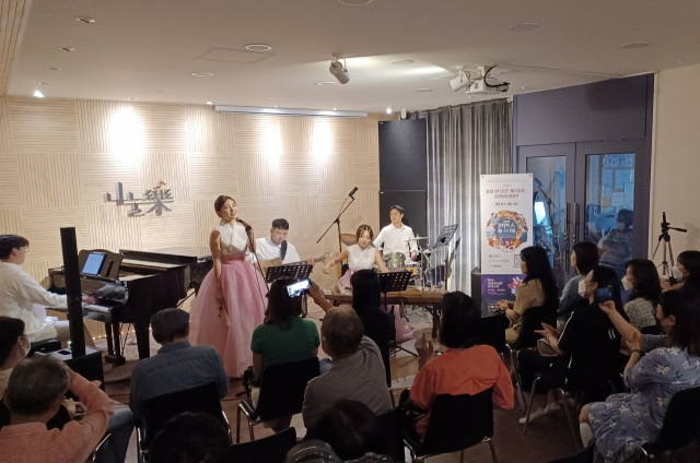 지난달 17일 부산 해운대구 나눌락에서 열린 '2023 원먼스 페스티벌' 조선팝밴드 '소리치레' 공연 모습. 나눌락 제공