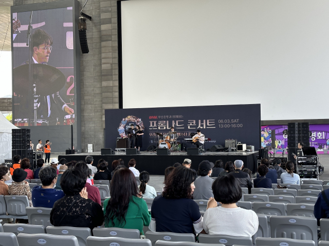 '2023 원먼스 페스티벌' 특별 공연으로 지난달 3일 부산 영화의전당 야외극장에서 열린 '프롬나드 콘서트'. 부산 아티스트 8팀과 라이징스타 콘테스트에 최종 선정된 2팀이 공연했다. 김은영 선임기자