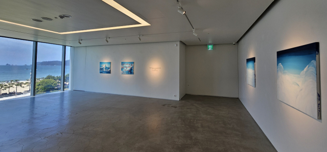 아마노 다케루 개인전 전시 전경. 오른쪽이 구름을 그린 작품. 오금아 기자