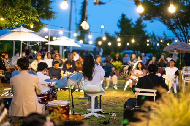 지난달 3일 해가 진 뒤 어둠이 내려올 즈음 부산 강서구 오션컬처팩토리 마당에서 열린 '2023 원먼스 페스티벌' 홍영호 트리오 공연 모습. 오션컬처팩토리 제공
