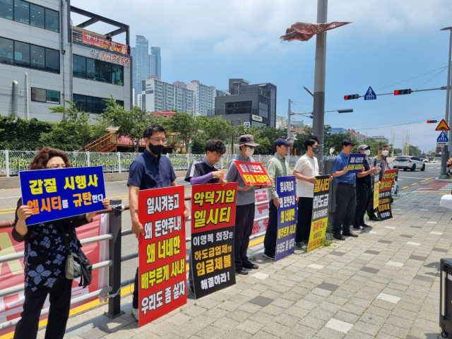 부산 해운대구 엘시티 워터파크인 ‘클럽디 오아시스’가 5일 개장한 가운데 엘시티 앞에서는 임금 등 밀린 대금 지급을 촉구하는 집회가 열려 명암이 갈렸다. 클럽디 오아시스 전경(위)과 하도급 업체 임직원들이 엘시티 앞에서 대금 지불을 요구하는 모습. 클럽디 오아시스 제공·탁경륜 기자