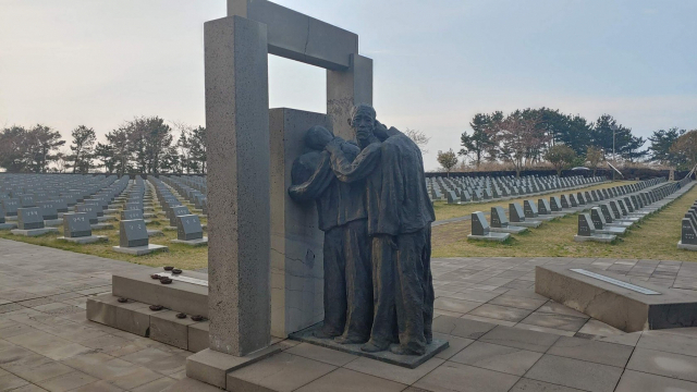 4·3 행방불명 희생자를 기리는 조형물과 유해가 한데 뒤엉켜 모두 한 자손이 됐다는 뜻을 가진 ‘백조일손지묘'. 제주일보 제공