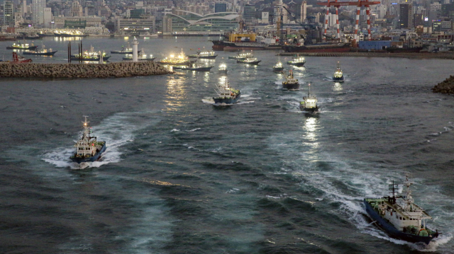 바다는 역사가 꿈틀거리는 교역의 장이다. 부산항에서 어선이 출항하는 모습. 부산일보DB