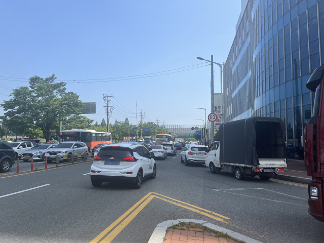 김해시 부원동 호계로 사거리와 아이스퀘어호텔 인접 구간이 평일 출퇴근 시간은 물론 주말과 휴일, 차량들이 뒤엉켜 극심한 교통체증을 빚는다. 이경민 기자