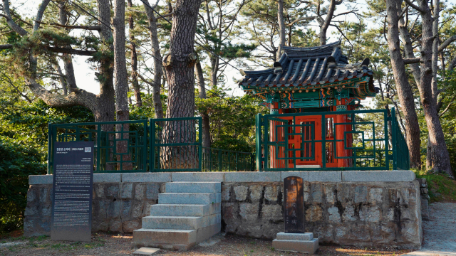 몰운대에 세워진 정운장군 추모비.
