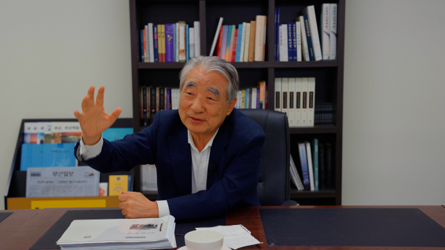 '이순신정신'을 지닌 '작은 이순신'의 육성을 목표로 부산대첩기념사업회에서 명예이사장을 맡고 있는 김종대 전 헙법재판소 재판관.