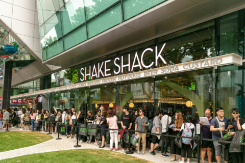 2019년 부산 서면 삼정타워에 문을 연 쉐이크쉑 부산 1호점에 입장하려는 고객들이 줄을 서서 대기하고 있다. SPC 제공