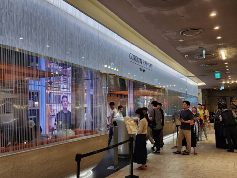 '고든 램지 버거' 센텀시티점에 들어가기 위해 고객들이 줄을 서서 기다리고 있다.