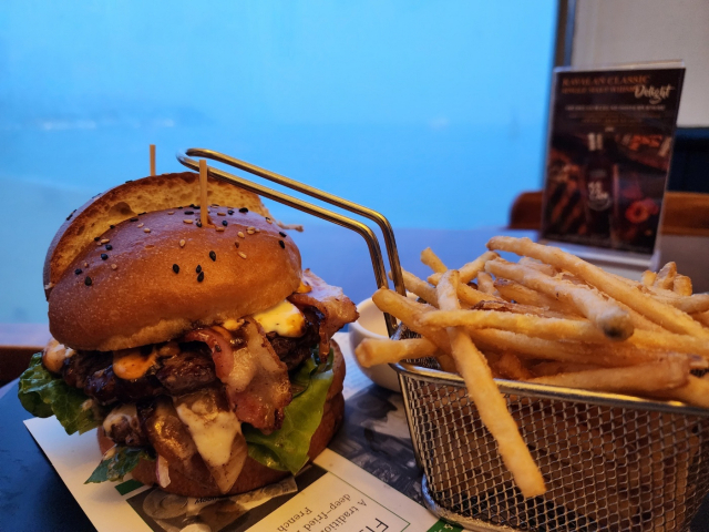 웨스틴 조선호텔 오킴스의 '미스터 프레지던트 버거'.