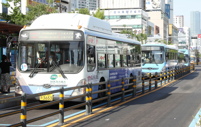 부산 중앙로에 시내버스들이 운행하는 모습. 부산일보DB