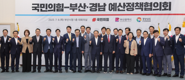 국민의힘 윤재옥 원내대표, 박형준 부산시장, 박완수 경남지사가 6일 오후 부산시청 대회의실에서 열린 국민의힘 부산·경남 지역민생 예산정책협의회에서 참석자들과 기념 촬영을 하고 있다. 이재찬 기자 chan@