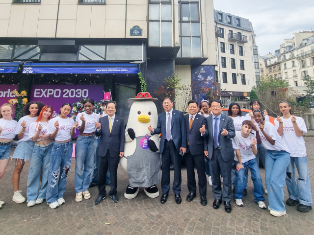 부산상의 장인화 회장 등 경제사절단이 지난달 20일 프랑스 파리에서 열린 ‘2023 한국문화제 테이스트 코리아 부산 특별전’에서 현지 홍보단과 함께 사진을 찍고 있다. 부산상의 제공