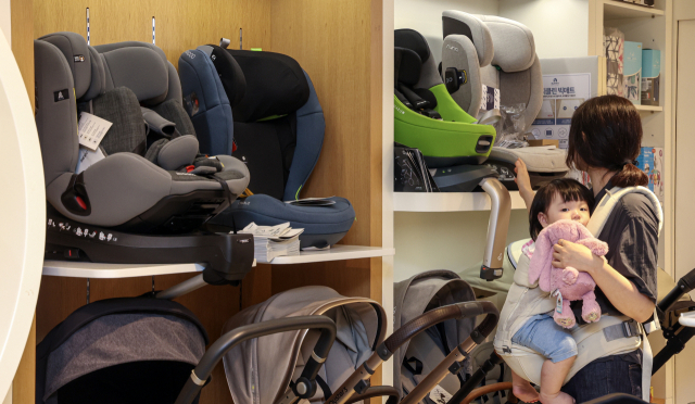 MZ 세대의 육아는 커뮤니티 정보에 더 민감하다. 6일 부산 롯데백화점 본점 아동·유아 코너에서 고객이 물품을 살펴보고 있다. 김종진 기자 kjj1761@