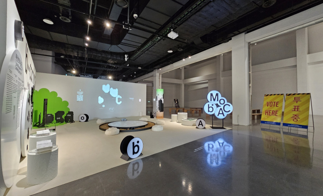 부산현대미술관은 '부산현대미술관과 정체성과 디자인' 공모전을 열고 미술관의 새로운 로고와 디자인 재정비 팀으로 폼레스 트윈즈를 선정했다. 사진은 공모전 현장에 전시된 폼레스 트윈즈의 디자인 시안. 오금아 기자