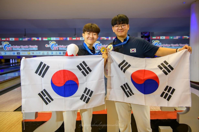 8일 태국 방콕에서 열린 아시아 볼링 청소년 선수권대회 남자 2인조 경기에 출전한 백승우(왼쪽·김해대청고)와 박수완(충남대)은 금메달을 목에 걸었다. 대한볼링협회 제공