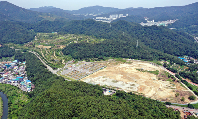 2021년 임시 개장한 부산 해운대수목원의 나머지 2단계 구역 공사 중 부지 침하 가능성이 제기돼 작업이 전면 중단되는 일이 벌어졌다. 공사가 중단된 수목원 2단계 구역과 지난해 5월 개방된 1단계 구역 전경. 정종회 기자 jjh@