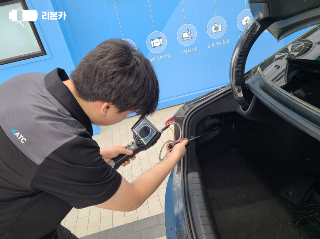 리본카 차량 전문가가 카메라를 통해 차량 내부 침수 흔적을 확인하고 있다. 리본카 제공