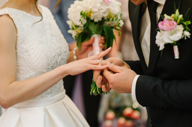 외신들은 하룻밤에 수백만 원이 사용되는 결혼 프러포즈를 비판적 시간으로 바라본다.