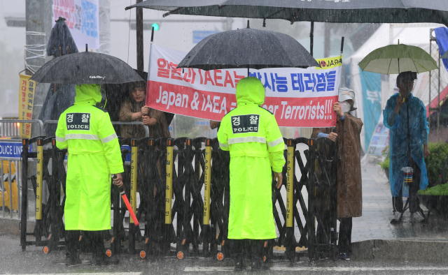 일본 후쿠시마 원전 오염수 방류에 반대하는 시민단체 회원들이 9일 오전 더불어민주당 후쿠시마 원전 오염수 해양투기 저지대책위원회와 국제원자력기구(IAEA) 라파엘 그로시 사무총장의 면담이 열리는 서울 여의도 국회 앞에서 시위를 하고 있다. 연합뉴스