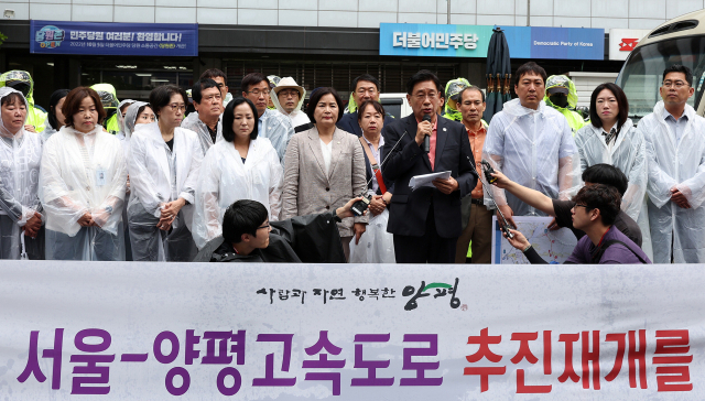 더불어민주당 서울~양평 고속도로 특혜의혹 진상규명 특별팀(TF) 강득구 단장이 9일 오후 서울 여의도 국회 소통관에서 열린 긴급기자회견에서 발언하고 있다(위). 전진선 양평군수와 국민의힘 소속 경기도의원·군의원들이 9일 오전 서울 여의도 더불어민주당 중앙당사를 방문해 서울~양평 고속도로 사업과 관련한 양평군의 입장을 밝히고 있다. 연합뉴스