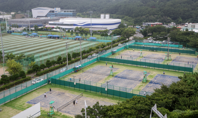 코로나19 엔데믹 이후 운동을 즐기려는 시민들이 늘어나고 있지만 부산지역 공공체육시설의 수가 모자라 이용에 애로를 겪고 있다. 부산 남구 용호동 백운포 체육공원과 테니스장 전경. 김종진 기자 kjj1761@
