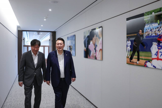 윤석열 대통령과 김대기 비서실장이 사진이 게시된 집무실 복도를 걷는 모습. 연합뉴스