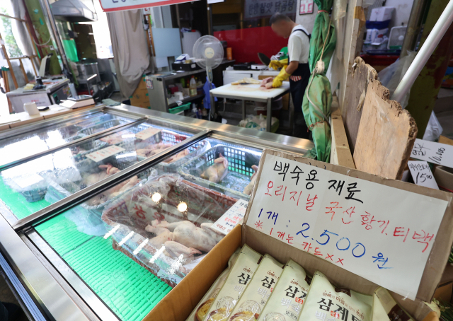 초복을 이틀 앞둔 9일 오후 서울의 한 전통시장에서 닭고기를 판매하고 있다. 축산물품질평가원 축산유통정보에 따르면 닭고기 소매가격은 지난 7일 kg당 6360원으로 전년 동기보다 12.2% 올랐다. 연합뉴스