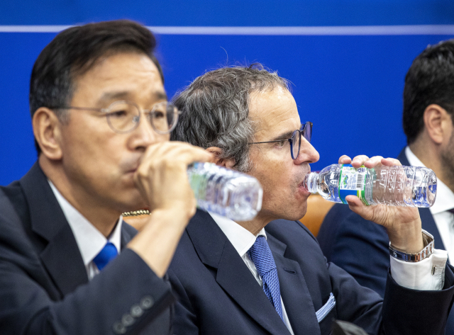 더불어민주당 후쿠시마 원전오염수 대책위원회 위성곤(왼쪽) 위원장과 국제원자력기구(IAEA) 라파엘 그로시 사무총장이 9일 오전 국회에서 면담 도중 물을 마시고 있다. 연합뉴스