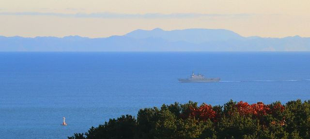 맑은날 부산 남구 봉오리산에서 바라본 대마도가 해군의 마라도함 뒤로 선명한 모습을 드러내고 있다. 부산일보DB