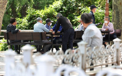 부산 중구 중앙공원에서 노인들이 삼삼오오 모여 시간을 보내고 있다. 정종회 기자 jjh@