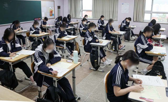 인천시교육청이 주관하는 전국 7월 모의평가가 11일 치뤄진다. 2024학년도 대학수학능력시험 6월 모의평가가 치러진 지난달 1일 오전 부산 개성고등학교의 모습. 부산일보DB