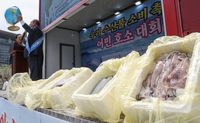 한국연안어업인중앙연합회가 10일 오전 부산 동구 부산역 광장에서 ‘우리 수산물 소비 촉진 어민 호소대회’를 열어 어업인 피해 대책 마련을 촉구하고, 수산물의 안전성을 강조하면서 수산물 소비를 호소하고 있다. 김종진 기자 kjj1761@