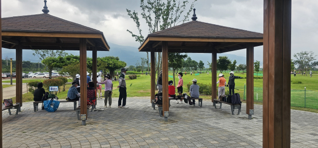 양산시민들이 11일 재개장한 황산공원 내 파크골프장에서 운동 순서를 기다리고 있다. 김태권 기자