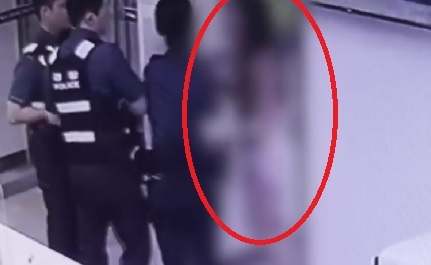 경찰서에서 난동을 부리는 외국인의 모습. KBS 보도화면 갈무리