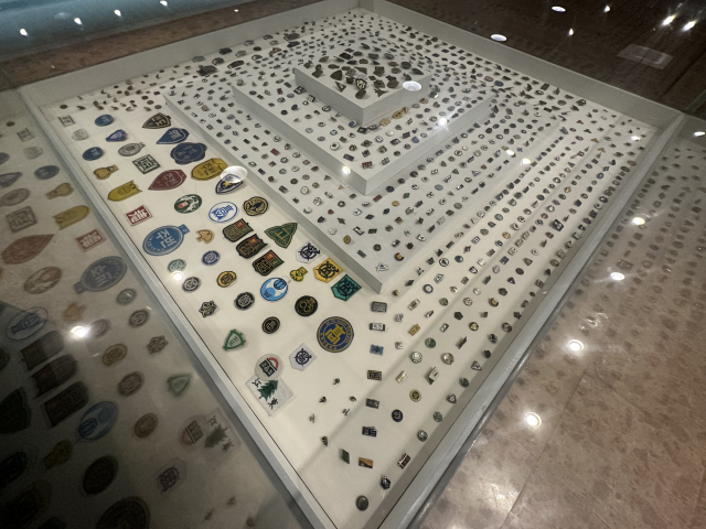 전시 중인 수많은 학교 배지.