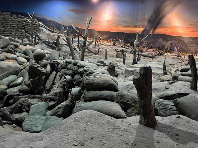 거제도 포로수용소 유적공원 내 평화탐험체험관에서 만나 볼 수 있는 격전지 현장. 간접적인 경험이지만, 전쟁과 평화의 의미를 생각해 보게 된다.