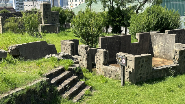 포로수용소 운영 당시 경비대장 집무실과 막사 흔적.