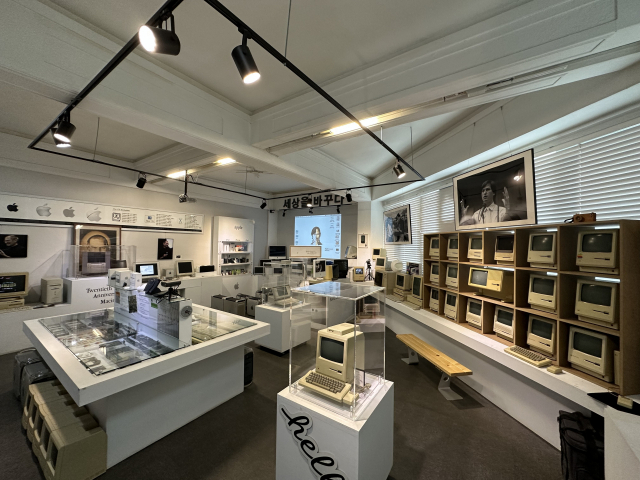 애플컴퓨터박물관 내부. 마우스를 쓰는 윈도 환경 개인용 컴퓨터의 시초인 매킨토시 모델이 다양하게 전시돼 있다.
