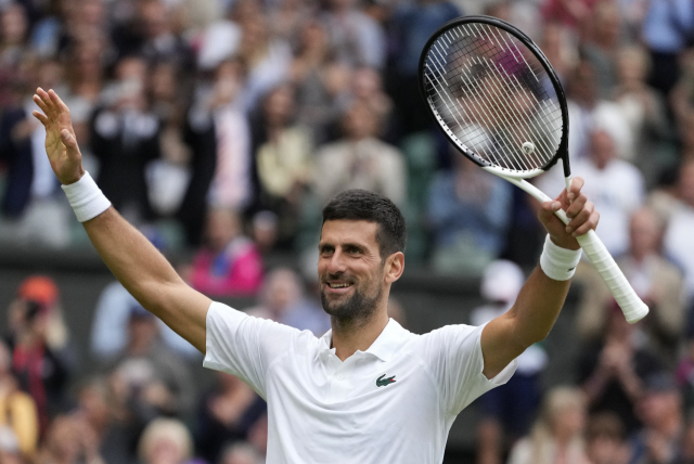 무결점 플레이어 노바크 조코비치가 12일(한국시간) 열린 윔블던테니스 남자 단식 8강전에서 안들레이 루블료프를 3-1로 따돌린 후 팬들의 환호에 인사를 하고 있다. 조코비치는 이번 승리로 윔블던 단일 대회 33연승 기록을 이어 갔다. AP연합뉴스
