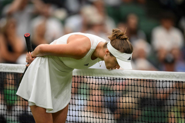 2023 윔블전 테니스대회 여자 단식 세계랭킹 1위 이가 시비옹테크를 꺾고 4강에 오른 우크라니아의 엘리나 스비톨리나가 경기 중 네트에 입맞춤을 하고 있다. AFP연합뉴스