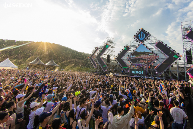 지난해 여름 부산에서 열린 ‘포세이돈 워터 뮤직 페스티벌’. 에이투제트이엔티 제공